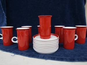 lot 93 image: Fitz and Floyd 7 tea cups and 8  saucers (one cup is broken)