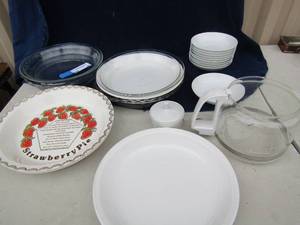 lot 92 image: 10 dessert bowls  Assorted corning cake plates, pie plates and Pyrex pie plates