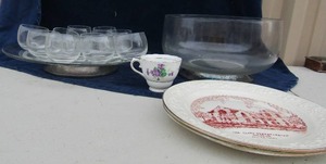 lot 107 image: Clear punch bowl on silver stand 10 cups included, Oak cliff plates 8  and 14 glass cake plate