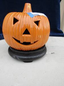 lot 115 image: Ceramic Jack-o-lanterns on stand