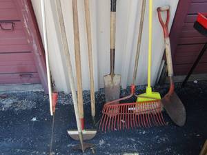 lot 129 image: large metal yard rack shovels, hoes, and more