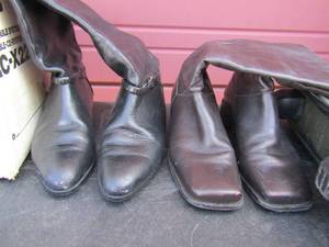 lot 130 image: Green American tourister suitcase and size 6 womens shoes and boots