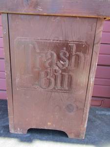 lot 138 image: Brown wooden small trash can with removable lid.