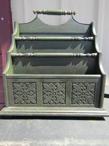 lot 142 image: Dark green 3 tier magazine rack