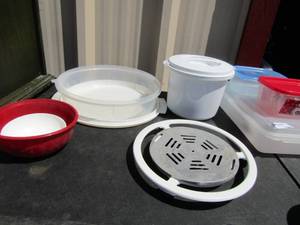 lot 146 image: Assorted plastic food storage containers