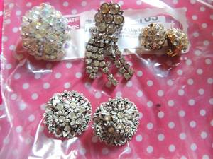 lot 186 image: Vintage 2 pair earrings clip back and 2 broaches