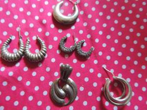 lot 159 image: Sterling silver TW 30 gms- 2 shrimp EARRING  pairs need repair and three single