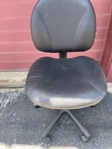 lot 16 image: Black rolling office chair great condition