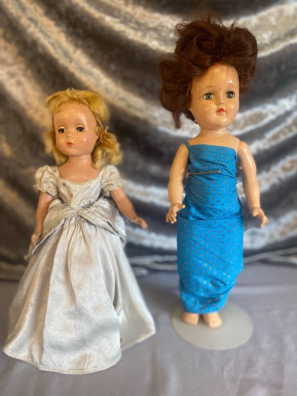 lot 170 image: Madame Alexander Collector Dolls (2)