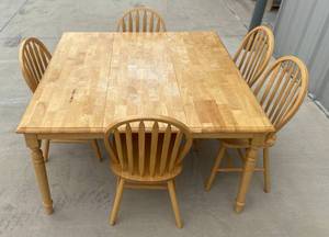 lot 4 image: Oak Table and 5 Chairs