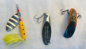 lot 23 image: 3 Fishing Lures
