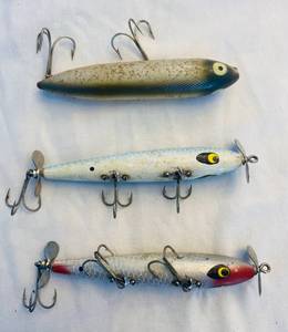 lot 29 image: 3 Top Water Fishing Lures