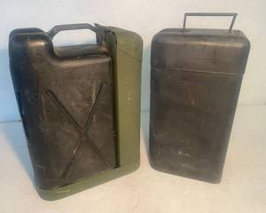 lot 134 image: US Military M13 Portable Decontamination Appratus with extra Tank