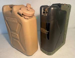 lot 135 image: US Military M13 Portable Decontamination Appratus with Large Military Grade Water Jug