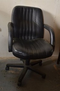 lot 39 image: Global Upholstery Black Vinyl Office Arm Chair (26 x 21 Seat Height x 40 Back Height)