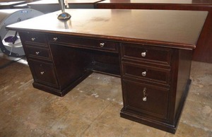 lot 14 image: Stanley Furniture Executive Desk Plus Lamp, (6 x 3 x 30.5 Tall), Locking Drawers with Key