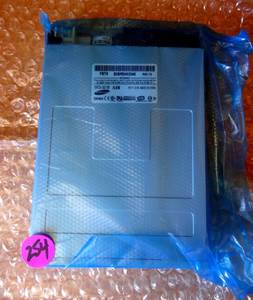 lot 254 image: NEW - Samsung SFD-321B 3.5 1.44MB Internal Floppy Drive w Front Bezel