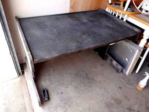 lot 256 image: NICE COMPUTER DESK WITH STORAGE BELOW