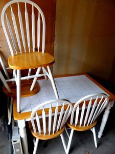 lot 260 image: Nice Wood & Tile Kitchen Table & 4 Chairs in VG Condition