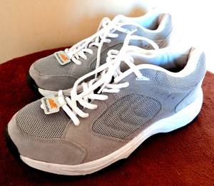 lot 28 image: MENS AVIA SNEAKERS - SIZE 9 12 - APPEAR UNUSED WITH TAGS