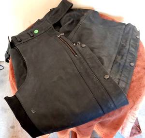 lot 37 image: VINTAGE TEKNIC LEATHER CHAPS - SIZE 38 IN EXCELLENT CONDITION