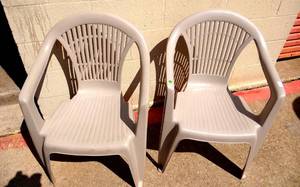 lot 97 image: NICE PAIR OF STACKABLE CHAIRS
