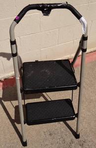 lot 103 image: NICE PORTABLE STEP STOOL