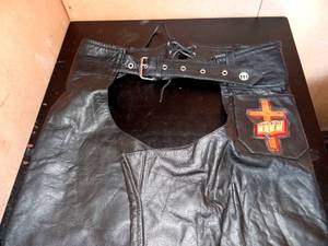 lot 111 image: MENS RAIDER LEATHER MOTORCYCLE CHAPS WITH PATCH - SIZE XXL