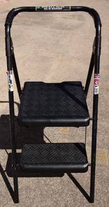 lot 114 image: HEAVY DUTY PORTABLE STEP STOOL - FOLDS FLAT