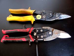 lot 125 image: PAIR OF TIN SNIPS