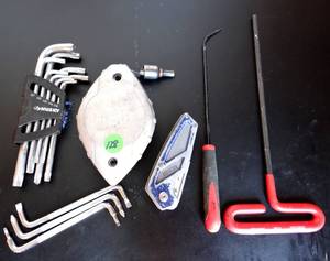 lot 128 image: ASSORTMENT OF HAND TOOLS INCLUDING DEWALT CHALK LINE