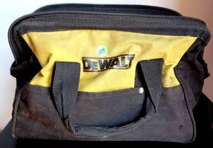 lot 129 image: LARGE ZIPPER TOP DEWALT TOOK BAG