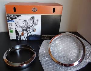lot 130 image: HARLEY DAVIDSON VISOR PASSING LAMP RING KIT IN STAINLES - PART #69732-05 CHROME