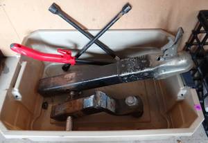 lot 180 image: ASSORTMENT OF TOW HITCH GEAR AND STAR TIRE IRON