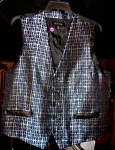 lot 204 image: INTERNATIONAL CONCEPTS SYLISH MENS VEST WITH LEATHER LINED POCKETS - BLUE & GOLD