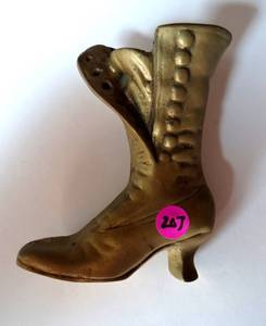 lot 207 image: BRASS ANTIQUE SHOE DECOR