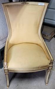 lot 40 image: VINTAGE FRENCH PROVINCIAL STYLE UPHOLSTERED ACCENT CHAIR AS SHOWN.