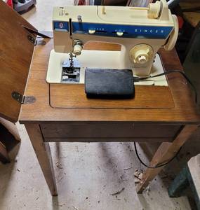 lot 42 image: VINTAGE SINGER FASHION MATE SEWING MACHINE WITH CABINET AS SHOWN.