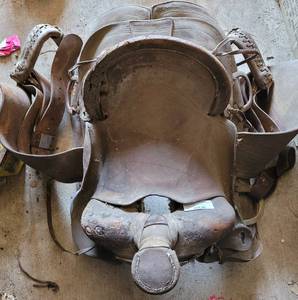 lot 88 image: VINTAGE HORSE SADDLE AS SHOWN.