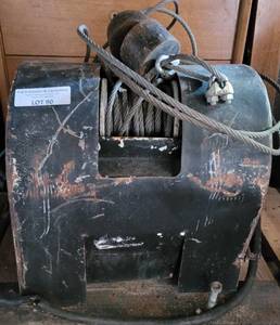 lot 90 image: HEAVY DUTY WINCH AS SHOWN.
