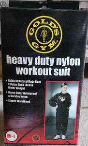 lot 105 image: GOLDS GYM HEAVY DUTY NYLON WORKOUT SUIT WGGWSM IN UNOPENED BOX AS SHOWN.