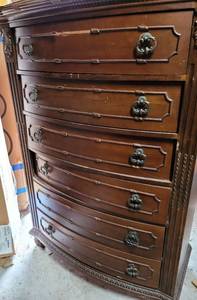 lot 196 image: BROYHILL CHEST OF DRAWERS IN STYLE, COLOR, AND CONDITION SHOWN. THIS ITEM IS HEAVY.