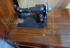 lot 277 image: VINTAGE DOMESTIC SEWING MACHINE WITH TABLE AS SHOWN.