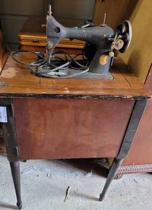 lot 279 image: VINTAGE SINGER SEWING MACHINE WITH TABLE AS SHOWN.