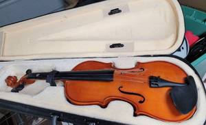 lot 298 image: VINTAGE VIOLIN WITH CASE IN STYLE, COLOR, AND CONDITION SHOWN.
