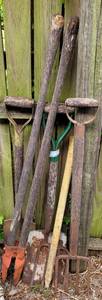 lot 344 image: LOT OF TOOLS INCLUDING SHOVELS AND MORE AS SHOWN.