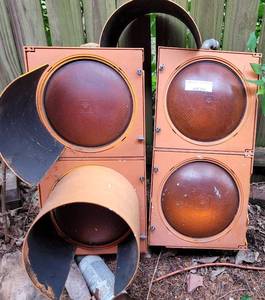 lot 351 image: LOT OF 2 VINTAGE TRAFFIC LIGHTS AS SHOWN. (YOUR BID X 2)
