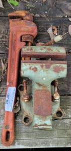 lot 365 image: VINTAGE VISE PLUS 18 RIDGID PIPE WRENCH AS SHOWN.