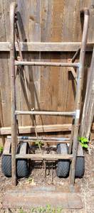 lot 423 image: HEAVY DUTY METAL DOLLY AS SHOWN.