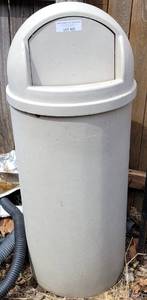 lot 425 image: RUBBERMAID TRASHCAN AS SHOWN.
